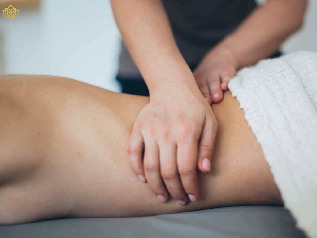 Massage cho mẹ sau sinh là phương pháp trị liệu phổ biến