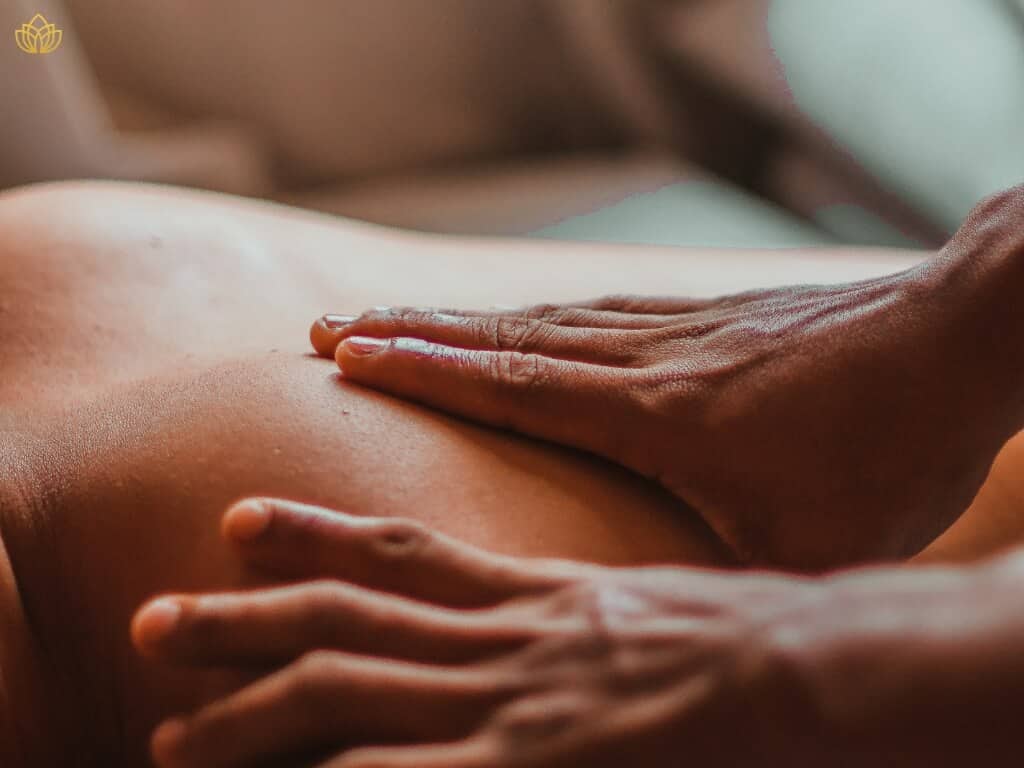 Những vị trí ở vùng lưng rất thích hợp để massage cho mẹ sau sinh